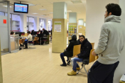 Una persona aguarda su turno en las oficinas del Ecyl.-ÁLVARO MARTÍNEZ