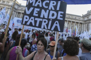 Cientos de personas se manifiestan a las puertas del Congreso argentino contra el proyecto de ley, este martes, en Buenos Aires.-EFE / DAVID FERNANDEZ