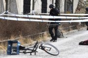 La policía ha acordonado el área fuera de la estación de metro Varby Gard, al sur de Estocolmo, donde dos personas resultaron heridas por algún tipo de explosivo en Estocolmo.-HENRIK MONTGOMERY (AP)