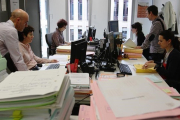 Funcionarios trabajando en una imagen de archivo.-RICARD CUGAT