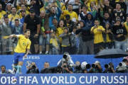 Neymar celebra el gol conseguido ante Paraguay, que lo redimió tras fallar un penalti-SEBASTIO MOREIRA / EFE