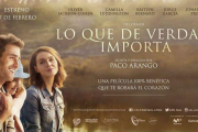 Cartel de 'Lo que la verdad importa', una película de Paco Arango.-