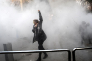 Estudiantes iranís se enfrentan a la policía frenta a la Universidad de Teheran este sábado.-EFE