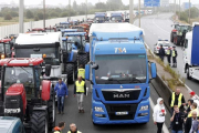 Trabajadores portuarios, camioneros, granjeros y residentes protestan en la autopista, este lunes, en Calais.-REUTERS / CHARLES PLATIAU