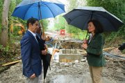 El presidente de la Confederación Miño-Sil, Francisco Marín, durante la visita a las obras de reparación de los daños por temporales en el Bierzo Bajo y EDAR de Villadepalos en Carradelo (León). Junto a él, la alcaldesa de Ponferrada, Gloria Fernández Mer-Ical