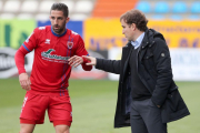 Jagoba Arrasate da instrucciones a Marc Mateu en el partido de ayer.-ÁREA 11