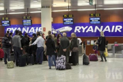 Pasajeros de Ryanair.-