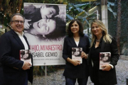Isabel Gemio, en el centro, con Josep Cuní y Joana Bonet, en Barcelona, en la presentación de su libro Mi hijo, mi maestro.-ÁLVARO MONGE