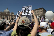 Manifestantes con el retrato de Emanuela Orlandi.-AP