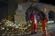 Equipos de rescate en la localidad italiana de Visso, en el centro del país, el pasado día 26.-ANSA