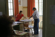 La gente espera su turno para votar durante el referéndum a Atenas.-Foto:   ARMANDO BABANI / EFE