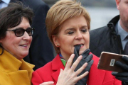 La ministra principal de Escocia, Nicola Sturgeon, posa para un selfi el pasado 14 de diciembre.-ANDREW MILLIGAN (DPA)