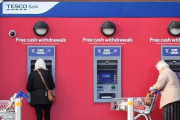 Dos mujeres retiran efectivo de cajeros automáticos de Tesco Bank en Liverpool.-PAUL ELLIS