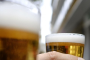 Dos consumidores de cerveza levantan su vaso.-ENRIQUE CARRASCAL