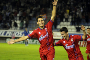 El Numancia se reencuentra con la victoria un mes después al vencer al Oviedo.-Diego Mayor