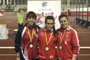 Natalia Tejedor, en el centro de la imagen, fue oro en longitud e Isabel Hernández (derecha) fue bronce.-Cedida