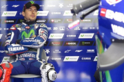 Jorge Lorenzo (Yamaha) espera paciente, en su box, que deje de llover para volver a la pista tras su caída en Sachsenring.-EMILIO PÉREZ DE ROZAS / Enviado especial