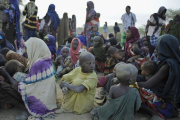 Desplazados esperan ser registrados en el campo de Dadaab, en Kenia.-TONY KARUMBA (AFP)