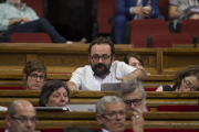 Benet Salellas, junto a otros diputados de la CUP, en del debate de presupuestos del Parlament, el pasado 8 de junio.-ALBERT BERTRAN