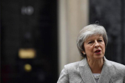 Theresa May, ante su residencia en el 10 de Downing Street.-EL PERIÓDICO