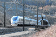 Un tren de la línea de alta velocidad, a su paso por Bàscara (Alt Empordà).-JOAN CASTRO / ICONNA