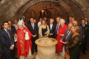 A pesar de la prohibición de beber agua del pozo de la cripta de San Antolín,la autoridades bajaron junto al obispo Manuel Herrero a la cripta en la catedral de Palencia.-ICAL