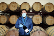 Agustín Maíllo en el interior de su bodega con una botella de La Zorra.