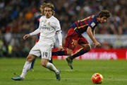 Luka Modric y Sergi Roberto durante el Madrid-Barça de noviembre del año pasado.-REUTERS / STRINGER