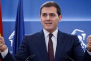 El lider de Ciudadanos, Albert Rivera, durante la rueda de prensa para anunciar su acuerdo con el Gobierno para apoyar los presupuestos de 2018.-/ EFE / EMILIO NARANJO