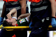 Iker Muniain es retirado en camilla tras lesionarse de gravedad ante el Sevilla en el Sánchez Pizjuan.-Foto:   EFE / CRISTINA QUICLER