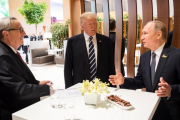 El presidente de la Comisión Europea, Jean Claude Juncker, conversa con Donald Trump y Vladimir Putin en un receso de las reuniones del G20.-BPA