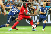 El delantero belga Lukaku intenta controlar el balón entre Yoshida y Nagatomo-KHALED ELFIQI