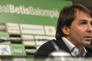 El serbio Vlada Stosic, en la comparecencia tras ser destituido como director deportivo del Betis, en el 2013.-EFE / RAÚL CARO