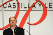Fermín Herrero Redondo, tras recibir el Premio Castilla y León 2014 de las Letras de manos del presidente de la Junta, Juan Vicente Herrera-Ical