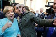 El refugiado sirio Anas M. se hace un selfie con Merkel, en septiembre del 2015.-REUTERS / FABRIZIO BENSCH