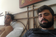 Dos de los jóvenes sorianos en la habitación del hotel.