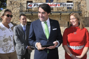 El consejero, Juan Carlos Suárez Quiñones, junto con la alcaldesa de Garray, María José Jiménez, ayer frente al Ayuntamiento.-VALENTÍN GUISANDE