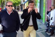 Antonio Pardo, ayer, cuando se dirigía a la sede del PP para presentar los avales, y detrás María del Mar Angulo.-ÁLVARO MARTÍNEZ