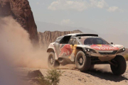 Carlos Sainz y su copiloto Lucas Cruz, con su Peugeot en la tercera etapa del Dakar.-EFE / NICOLÁS AGUILERA