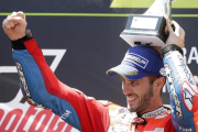 El italiano Andrea Dovizioso (Ducati) celebra su triunfo en Montmeló.-AP / MANU FERNÁNDEZ