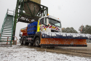 La nieve trajo un día complicado en las carreteras y divertido en la calle (2)