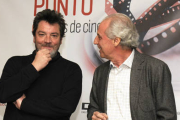 El director de cine Enrique Urbizu, izquierda, y Carmelo García, ayer al hotel Alfonso VIII. / VALENTÍN GUISANDE-