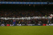 La grada de animación del Barça desplegó una pancarta contra el Espanyol y la propiedad china del club blanquiazul, el domingo en el Camp Nou.-EFE / QUIQUE GARCÍA