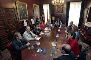 Carlos Martínez Mínguez preside la primera reunión de alcaldes de la Soria–Castejón y la A–15.-MARIO TEJEDOR