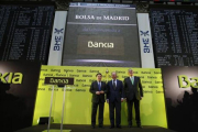 La cúpula de Bankia, con Rato en el centro, en el acto de salida a bolsa.-DAVID CASTRO
