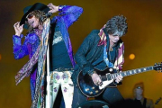 Steven Tyler y Joe Perry, cantante y guitarra de Aerosmith, durante un concierto en Suecia.-AFP/CLAUDIO BRESCIANI