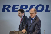 El consejero delegado, Josu Jon Imaz, al fondo; y el presidente de Repsol, Antoni Brufau.-EFE / EMILIO NARANJO