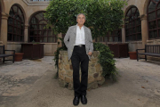 Vicente Molina-Foix, ayer, en el claustro del convento de la Merced, antes de su 'confesión'.-