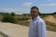 Felipe Parra, presidente de la cooperativa, muestra el terreno donde se llevará a cabo la ampliación.-N.F.