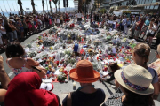 Centenares de personas se reúnen alrededor de las flores situadas en el Paseo de los Ingleses para homenajear a las víctimas-VALERY HACHE